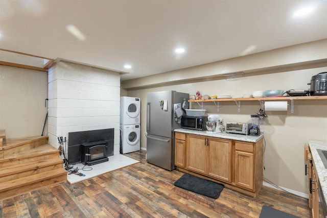 625 SW Dawnview Ct, Pullman, WA 99163 - kitchen with stainless steel appliances, stacked washer / drying machine, open shelves, dark wood-style flooring, and a wood stove
