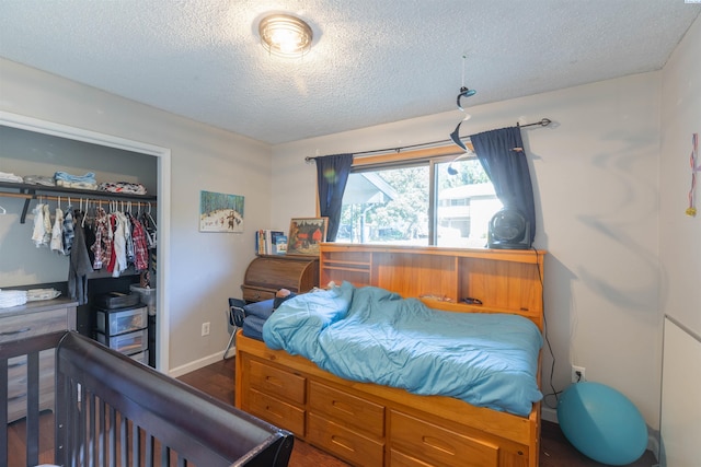 625 SW Dawnview Ct, Pullman, WA 99163 - bedroom featuring a textured ceiling, a closet, wood finished floors, and baseboards