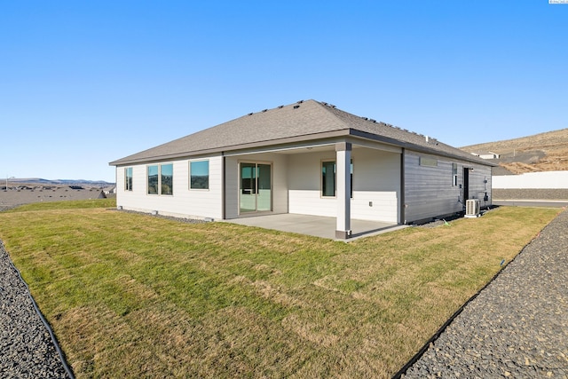 6435 W 30th Pl, Kennewick, WA 99338 - back of property featuring a patio area, a lawn, and a mountain view