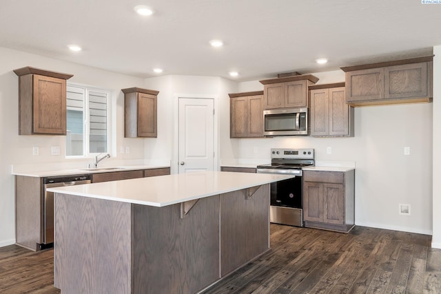 704 S Zeelar St, Kennewick, WA 99336 - kitchen featuring stainless steel appliances, a center island, dark wood-type flooring, a sink, and recessed lighting