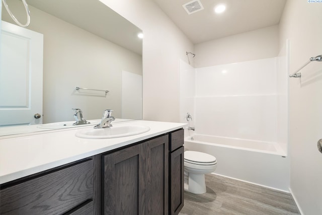 704 S Zeelar St, Kennewick, WA 99336 - bathroom featuring wood finished floors, vanity, toilet, and shower / tub combination