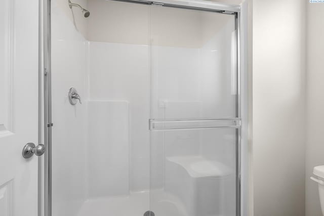 704 S Zeelar St, Kennewick, WA 99336 - bathroom featuring a shower stall and toilet