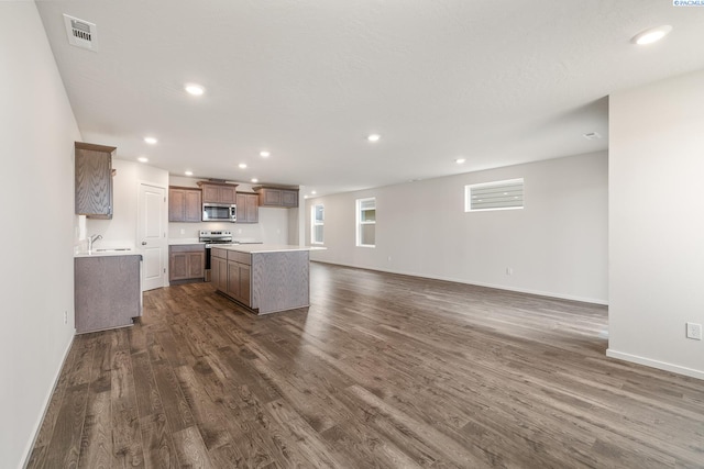 704 S Zeelar St, Kennewick, WA 99336 - kitchen featuring appliances with stainless steel finishes, dark wood-style flooring, recessed lighting, open floor plan, and baseboards