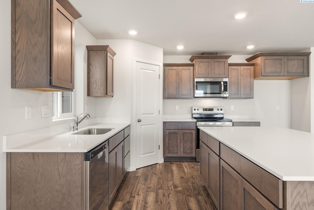 704 S Zeelar St, Kennewick, WA 99336 - kitchen with appliances with stainless steel finishes, a sink, dark wood-type flooring, light countertops, and recessed lighting