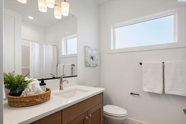 670 Cortona Unit 39, Richland, WA 99352 - bathroom featuring vanity, plenty of natural light, toilet, and a shower with curtain