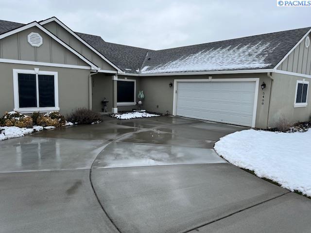 single story home featuring a garage