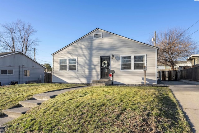 view of front facade with a front yard and fence