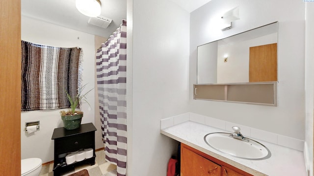 1735 NE Wheatland Dr, Pullman, WA 99163 - full bathroom featuring a shower with shower curtain, toilet, and vanity