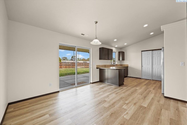 kitchen featuring visible vents, a peninsula, recessed lighting, light countertops, and light wood-type flooring
