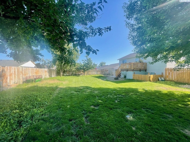 5019 Cambridge Ln, Pasco, WA 99301 - fenced backyard with stairs and a deck