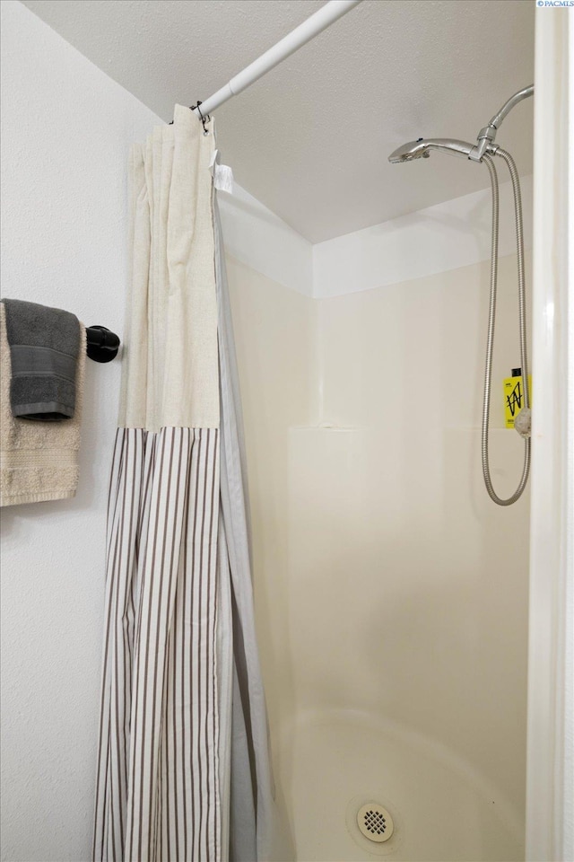 518 Wright Ave, Richland, WA 99352 - bathroom with a shower with shower curtain