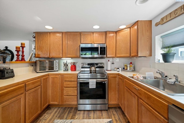 518 Wright Ave, Richland, WA 99352 - kitchen with appliances with stainless steel finishes, a sink, backsplash, light countertops, and recessed lighting