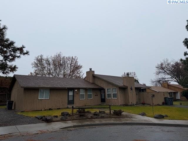 single story home featuring a front yard