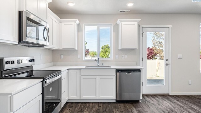656 S Zeelar St, Kennewick, WA 99336 - kitchen featuring appliances with stainless steel finishes, a sink, white cabinets, dark wood-style floors, and recessed lighting