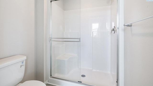 656 S Zeelar St, Kennewick, WA 99336 - full bathroom with a stall shower and toilet