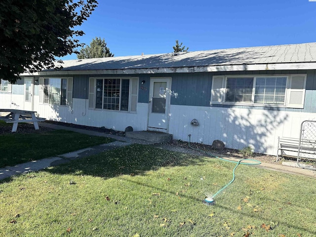 ranch-style house featuring a front lawn