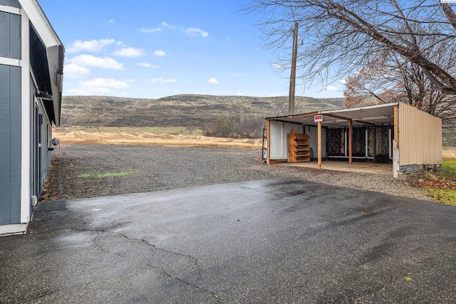 view of yard featuring a mountain view