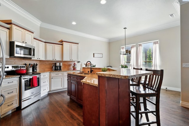 kitchen featuring dark wood-style floors, a sink, stainless steel appliances, and visible vents