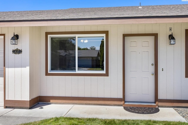 627 N Williams St, Kennewick, WA 99336 - property entrance featuring roof with shingles