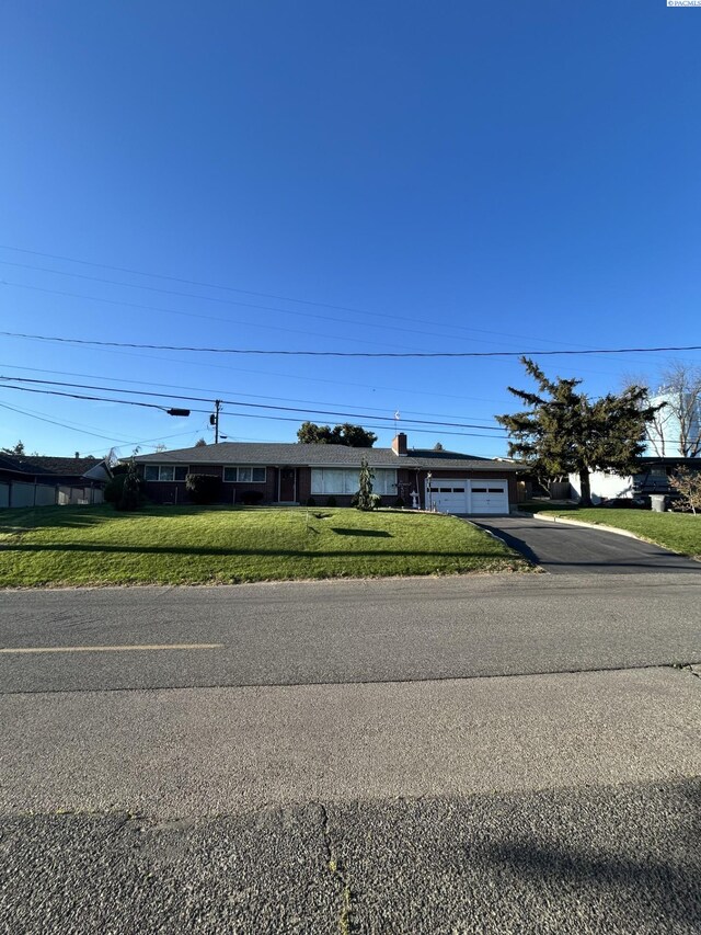619 Grandview Ave, Sunnyside, WA 98944 - view of front of property featuring an attached garage, a front lawn, and aphalt driveway