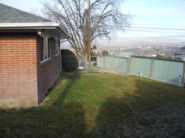 619 Grandview Ave, Sunnyside, WA 98944 - view of yard with a gate and fence