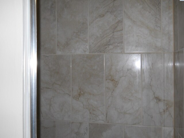 619 Grandview Ave, Sunnyside, WA 98944 - room details featuring tiled shower