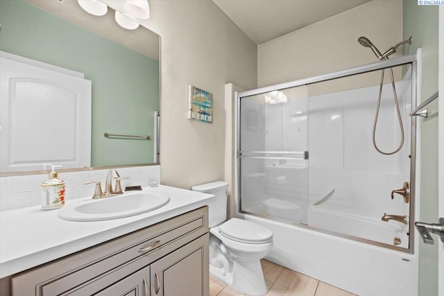 406 W 49th Ave, Kennewick, WA 99337 - bathroom with vanity, toilet, backsplash, and enclosed tub / shower combo