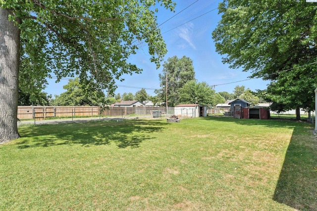 219 E 6th Ave, Kennewick, WA 99336 - view of yard featuring a storage unit