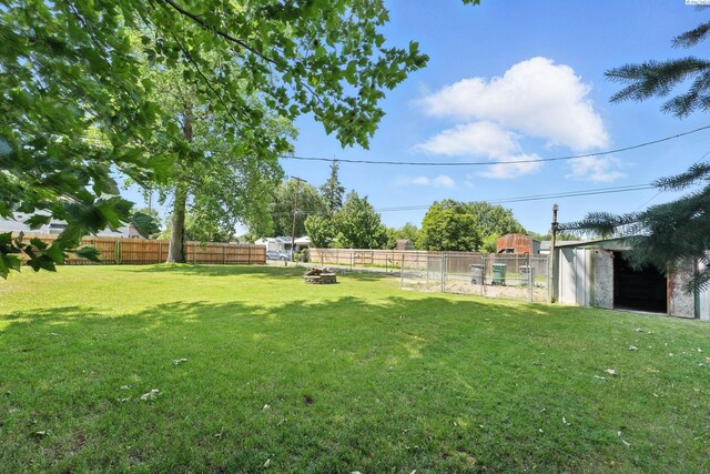 219 E 6th Ave, Kennewick, WA 99336 - view of yard featuring a fire pit