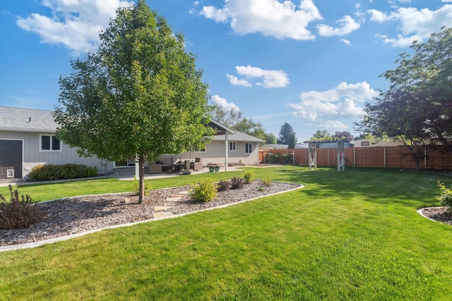 view of yard featuring fence, outdoor lounge area, and a patio area