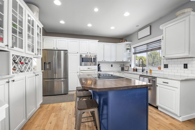 92104 E Sagebrush Rd, Kennewick, WA 99338 - kitchen featuring appliances with stainless steel finishes, a sink, tasteful backsplash, light wood finished floors, and recessed lighting