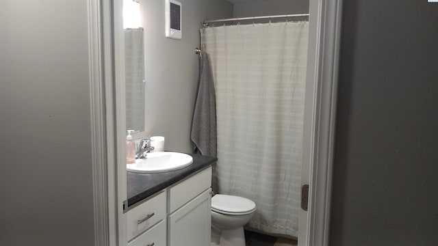 full bathroom with toilet, visible vents, vanity, and a shower with curtain