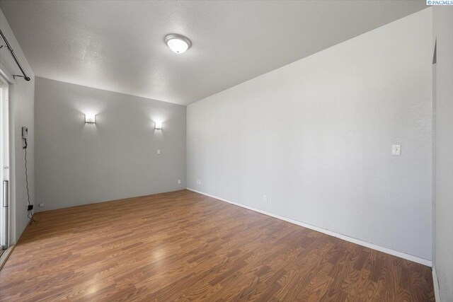517 S Dawes St, Kennewick, WA 99336 - unfurnished room with wood finished floors