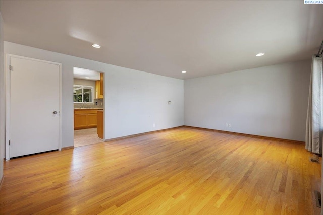 517 S Dawes St, Kennewick, WA 99336 - empty room featuring light wood finished floors, recessed lighting, and baseboards