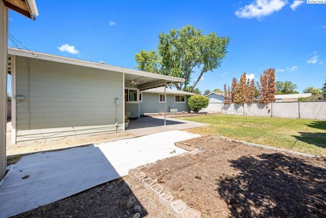 517 S Dawes St, Kennewick, WA 99336 - back of property with ceiling fan and a patio