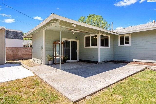 517 S Dawes St, Kennewick, WA 99336 - rear view of property featuring ceiling fan and a patio area