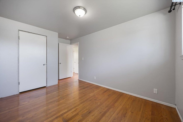 517 S Dawes St, Kennewick, WA 99336 - unfurnished bedroom with baseboards, wood finished floors, and a closet