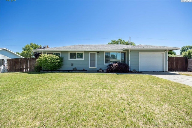 517 S Dawes St, Kennewick, WA 99336 - ranch-style house featuring an attached garage and concrete driveway