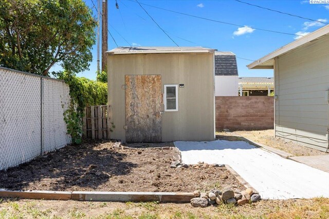517 S Dawes St, Kennewick, WA 99336 - view of outbuilding with a fenced backyard