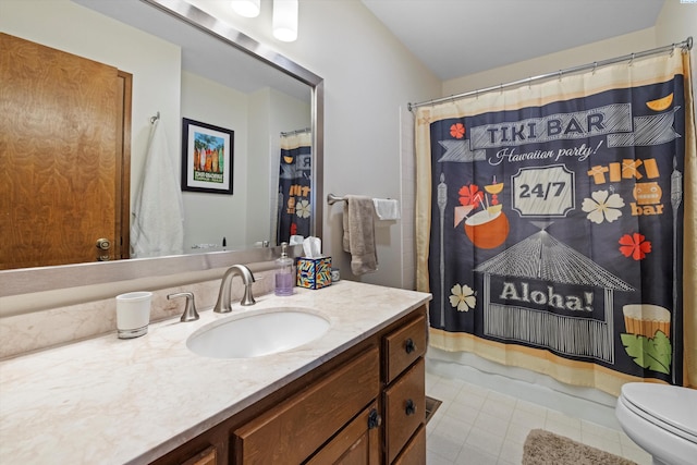 bathroom featuring a shower with shower curtain, vanity, and toilet