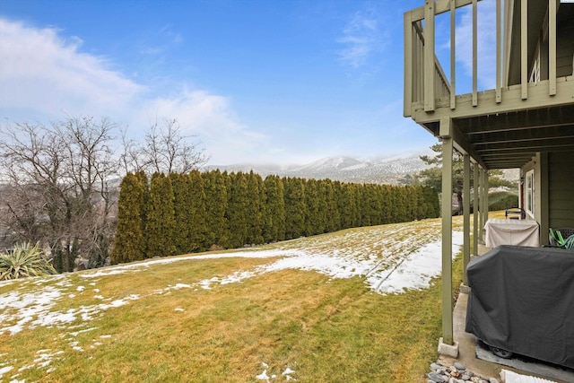 view of yard with a mountain view