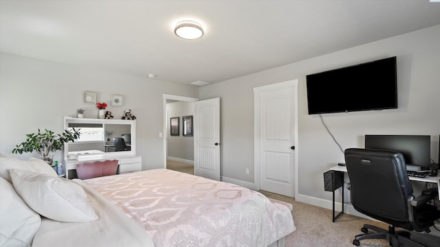 7104 W 31st Pl, Kennewick, WA 99338 - bedroom featuring light colored carpet and an office area