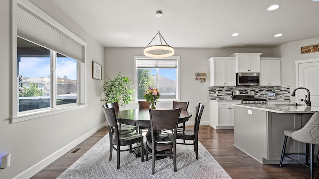 7104 W 31st Pl, Kennewick, WA 99338 - dining room with recessed lighting and dark wood-style floors
