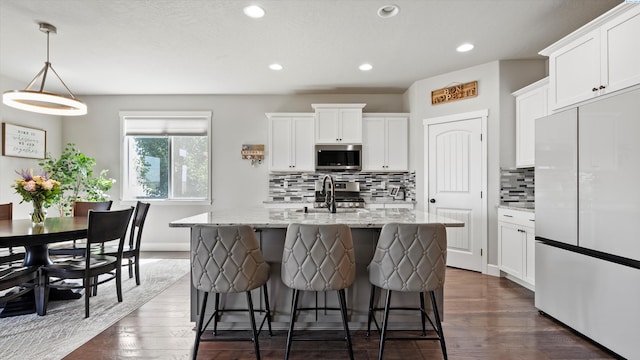 7104 W 31st Pl, Kennewick, WA 99338 - kitchen featuring stainless steel appliances, white cabinets, recessed lighting, and decorative backsplash