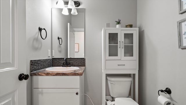 7104 W 31st Pl, Kennewick, WA 99338 - half bath featuring vanity and tasteful backsplash