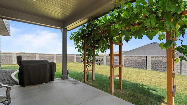 7104 W 31st Pl, Kennewick, WA 99338 - fenced backyard with a patio