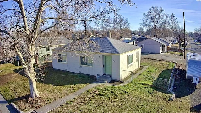 view of front of house featuring crawl space, a shingled roof, fence, and a front yard