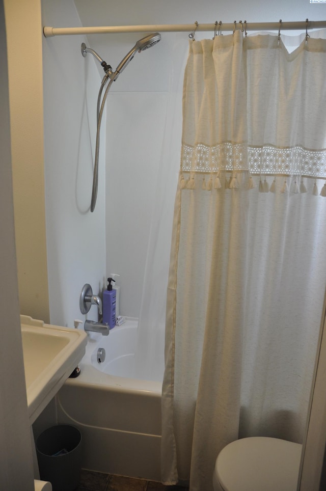 635 SE Holbrook Pl, Pullman, WA 99163 - full bathroom featuring shower / bath combo with shower curtain and toilet
