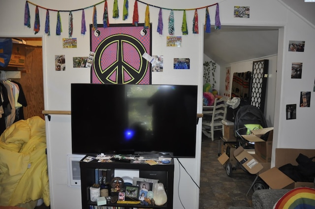 635 SE Holbrook Pl, Pullman, WA 99163 - living area featuring lofted ceiling