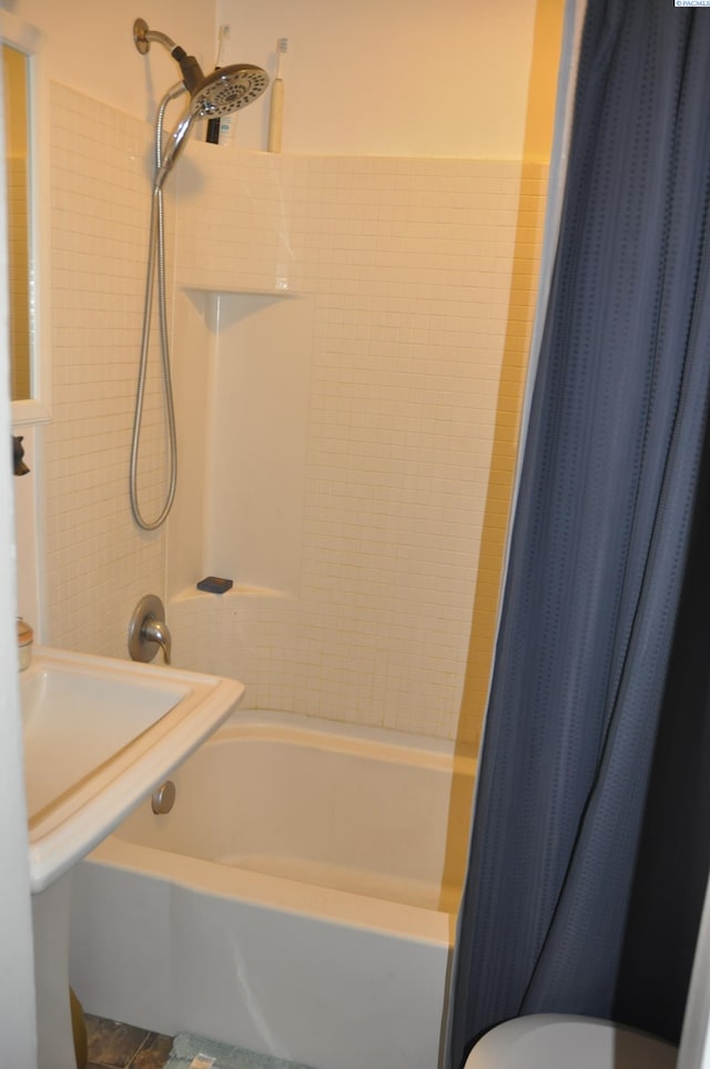 635 SE Holbrook Pl, Pullman, WA 99163 - bathroom featuring shower / tub combo with curtain